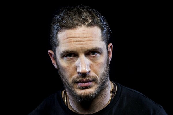 Tom Hardy auf schwarzem Hintergrund