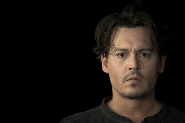 Johnny Depp sur fond noir