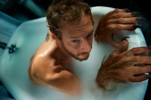 Kristen Holden dans le rôle du loup-garou assis dans la salle de bain avec de la mousse