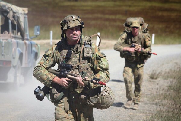 In der australischen Armee, Soldaten mit Waffen