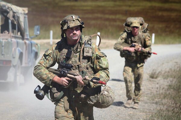 Nell esercito australiano, soldati con armi