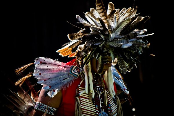 Indio con plumas sobre fondo negro