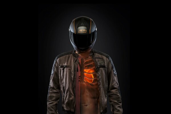 Мотоциклист в шлеме, с огененным сердцем