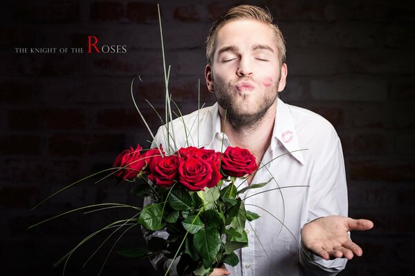 Ein Mann mit Rosen wartet auf einen Kuss