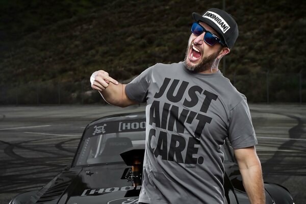 Pilota Ken Block vicino alla Mustang