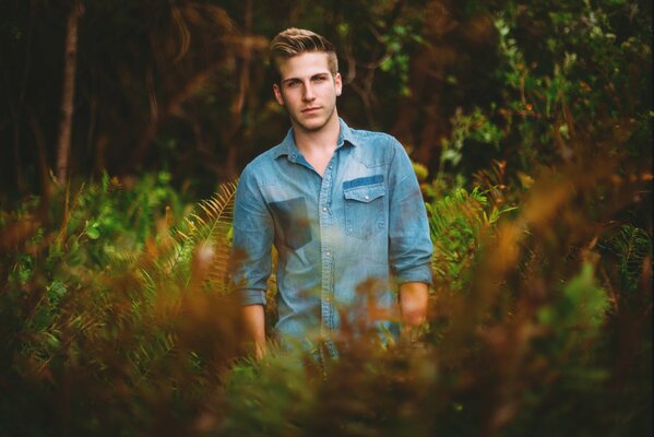 Homme en chemise en Jean dans les bois