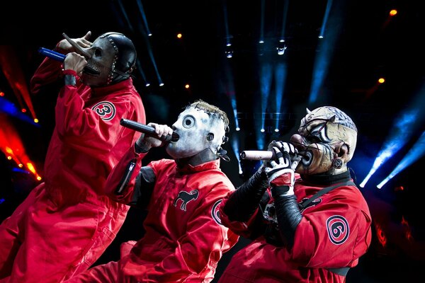 Sean Crahon, Corey Taylor, Chris fen en costumes rouges interprètent leurs chansons