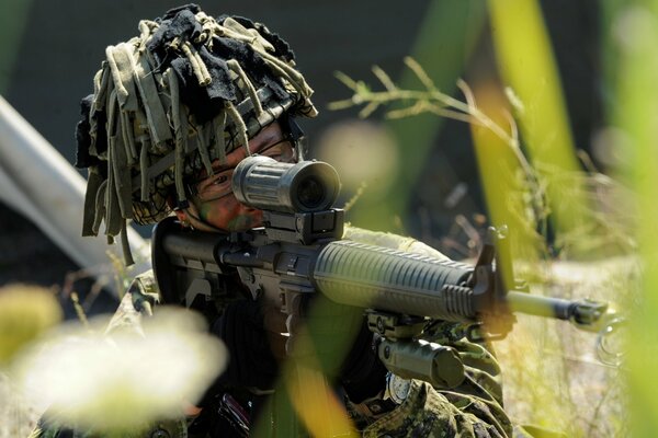 Soldado Mira a la vista óptica del rifle
