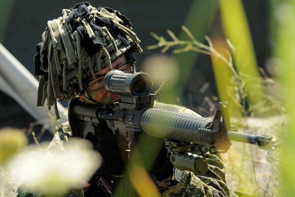 Soldat regardant dans le viseur optique d un fusil