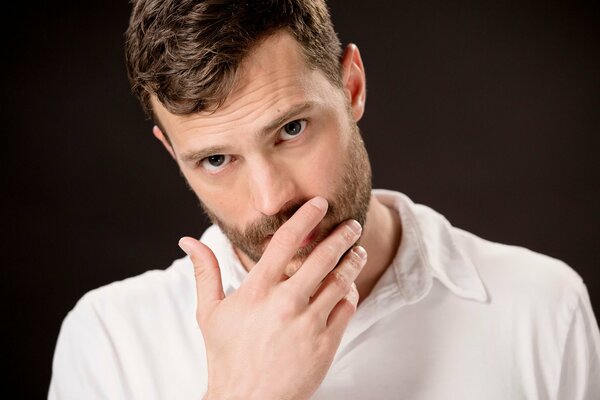 Jamie Dornan zamyślone spojrzenie