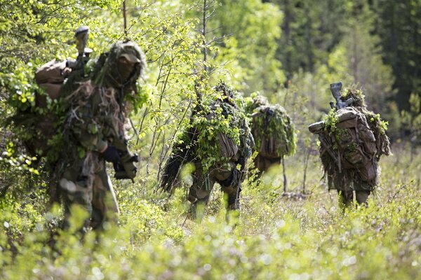 Soldaten im Wald mit Waffen absperren