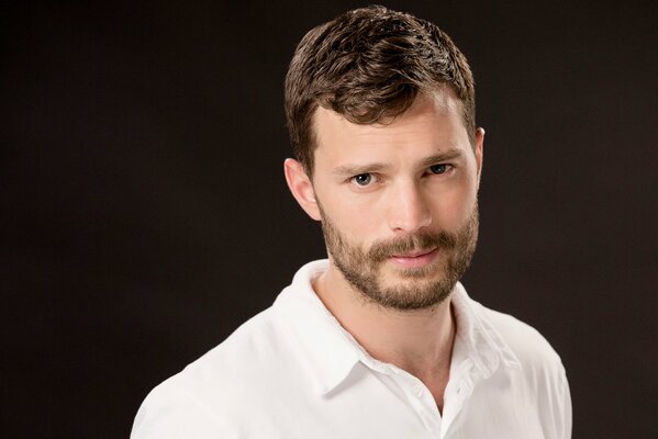 Jamie Dornan lächelt süß