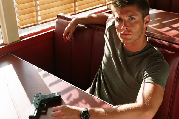 Jensen Ackles avec une arme. Dean Winchester