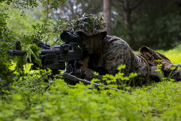 Déguisement d un soldat avec une mitraillette dans l herbe