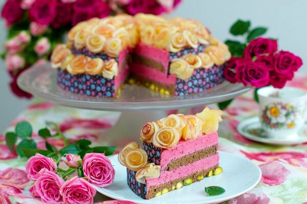 Torta di compleanno in decorazione floreale