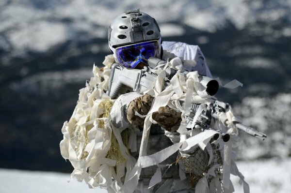 Soldat avec des armes dans un déguisement