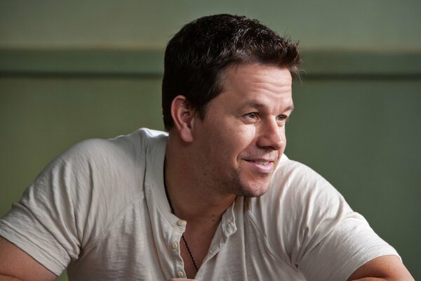 Mark Wahlberg en t-shirt blanc