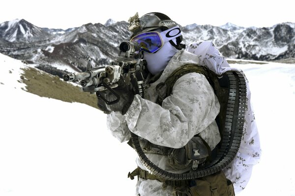 Ein Soldat in einer Maske und einem Mosquito-Anzug mit einer Waffe