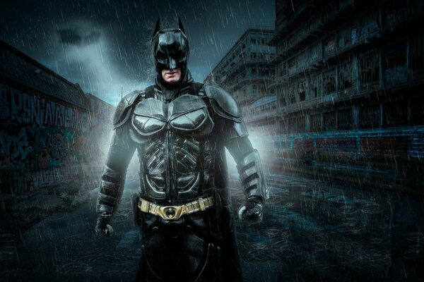 Batman im Regen im Hintergrund der Stadt