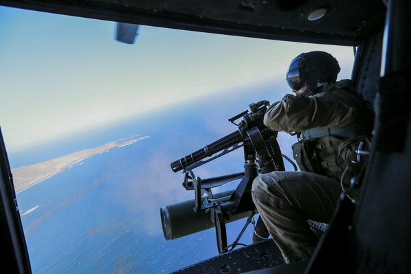 Militär mit Waffen am Himmel