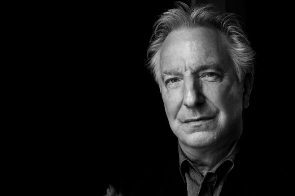 Alan Rickman sur fond sombre. portrait noir et blanc