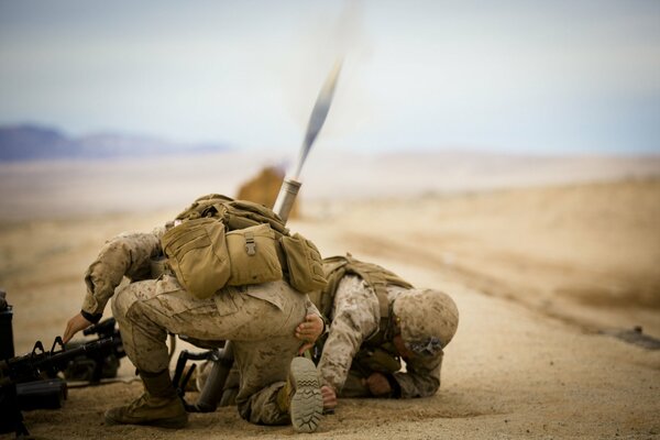 Soldaten, die sich vor Kugeln verstecken