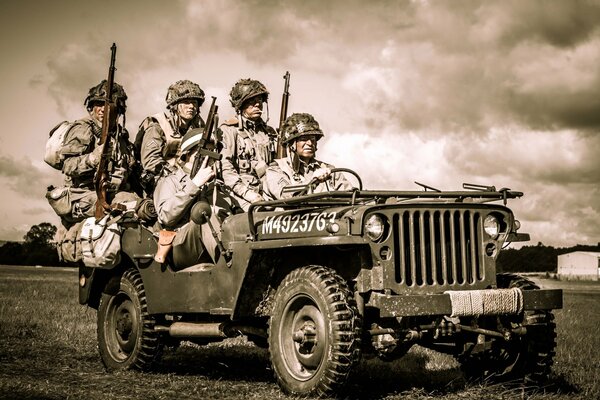 Bewaffnete Soldaten fahren auf einem Jeep