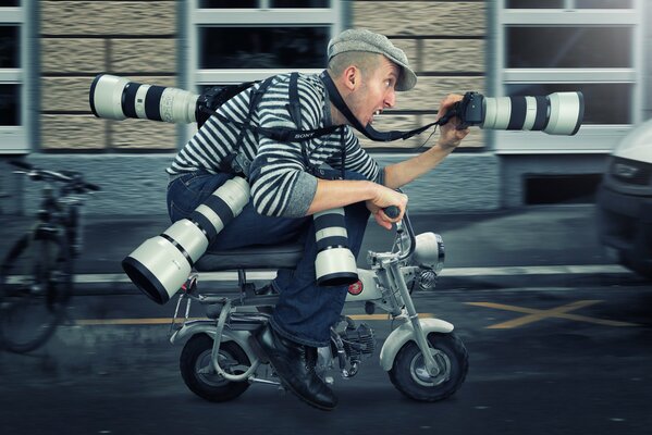 Fotógrafo en la calle con una cámara y en un ciclomotor