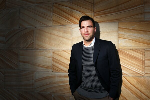 Zachary quinto con una chaqueta elegante y un peinado de moda