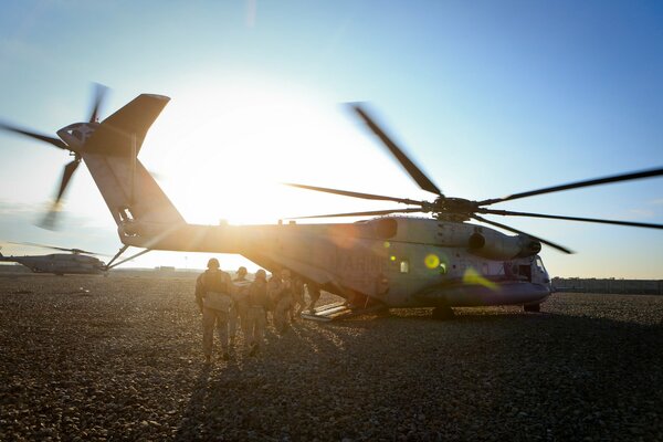 Helikopter z armią żołnierzy w polu