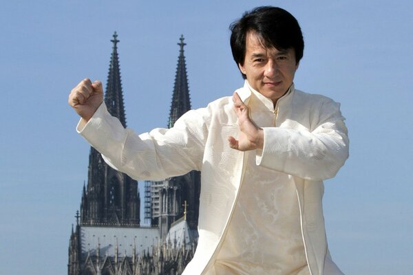 Jackie Chan in un abito bianco in un rack di kung fu