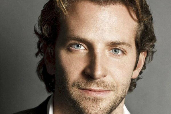 Schauspieler Bradley Cooper auf grauem Hintergrund