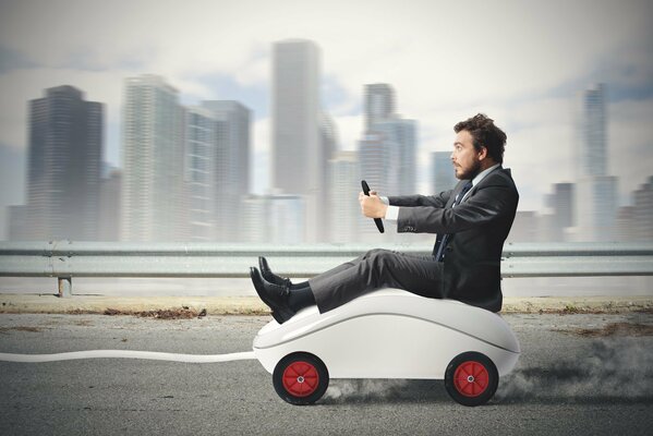 Un gars sur une petite machine à écrire