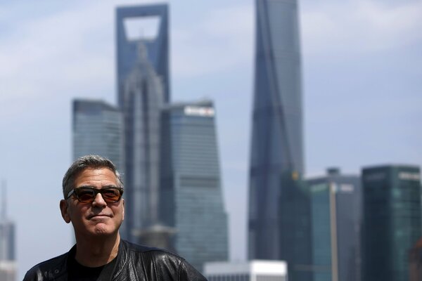 George Clooney on the background of the city