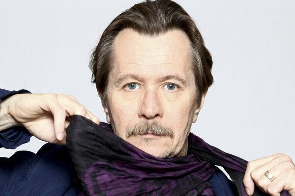 Na białym tle obraz Gary Oldman