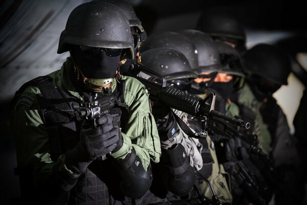 Soldados armados de las fuerzas especiales listos para la batalla