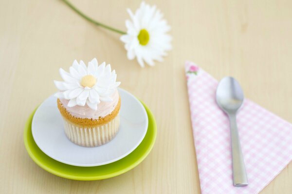 Cupcake con crema y decoración de manzanilla