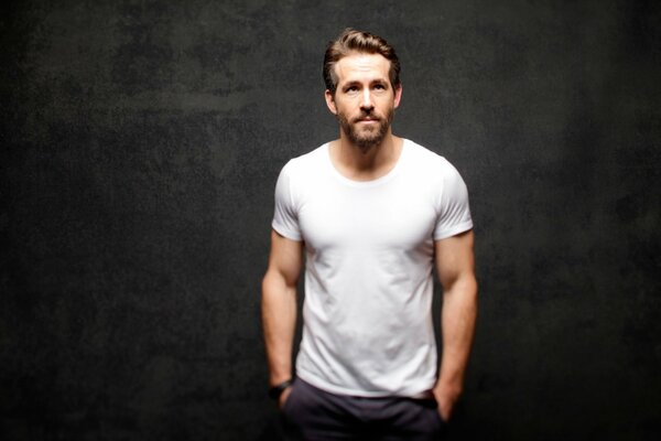 Foto-Shooting von Ryan Reynolds auf Thein-Hintergrund