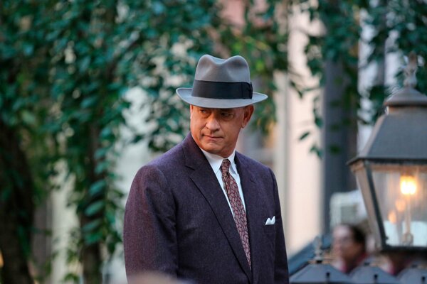 Photographie de Tom Hanks portant un chapeau