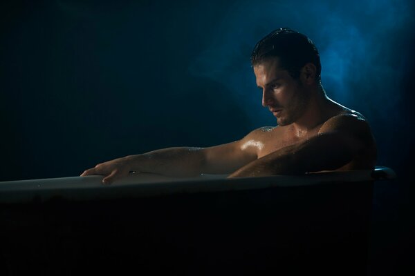 The actor of the TV series wolf cub in a photo shoot with a bathtub