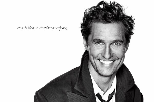 Sonriente Matthew McConaughey sobre fondo blanco