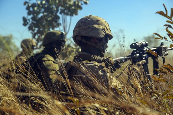 Soldados con armas en una emboscada