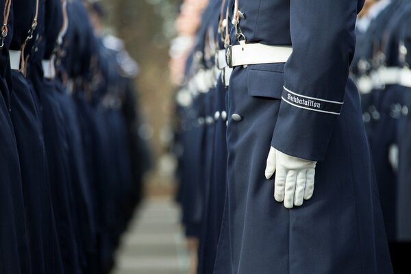 Soldaten stehen in Uniform