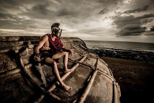 Hombre con casco Mira al horizonte