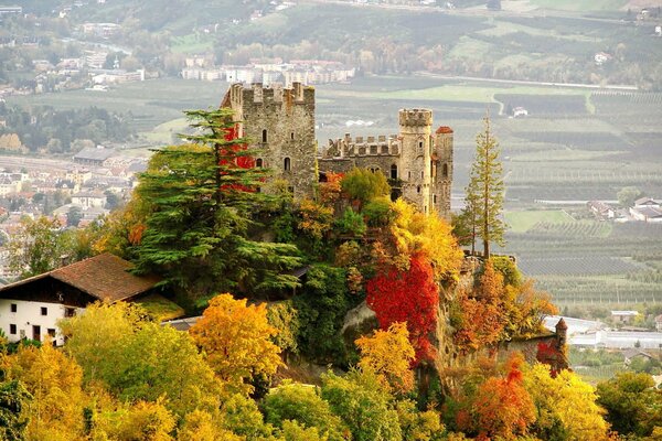 Photos of the autumn castle in Italy