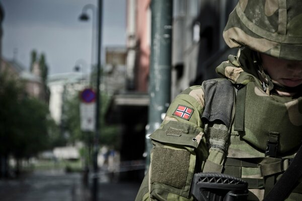 Soldat in Uniform auf den Straßen der Stadt