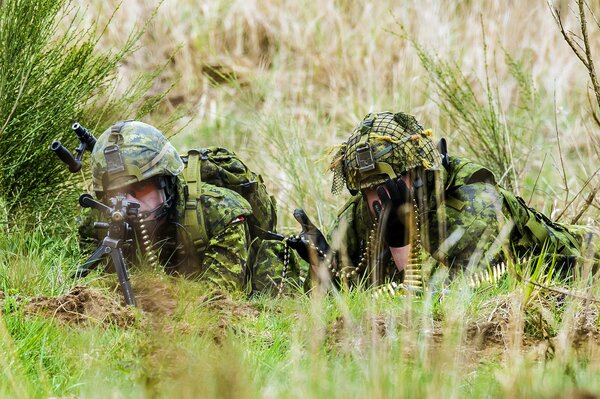 Soldaten in Uniform mit Waffen