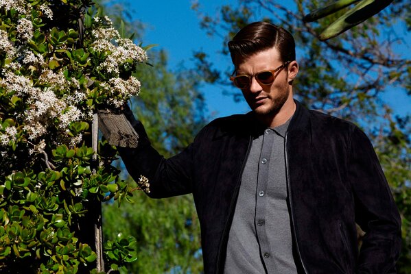 Scott Eastwood pose pour le magazine. Séance photo dans la nature