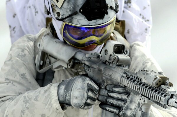 Biało-szary wizerunek żołnierza zimą