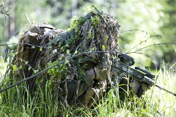 In der Armee wird ein Soldat mit einer Waffe erschossen